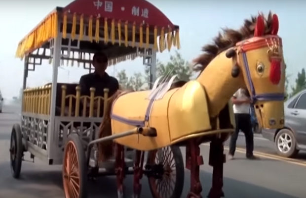 Китайский фермер вручную собрал механическую лошадь
