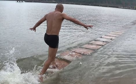 Монах из Шаолиня прошел по воде 125 метров