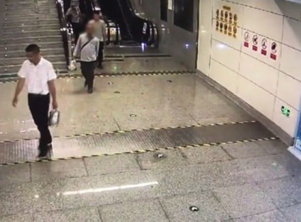 Китаец обделался в метро и ловко сбросил дерьмо через штанину