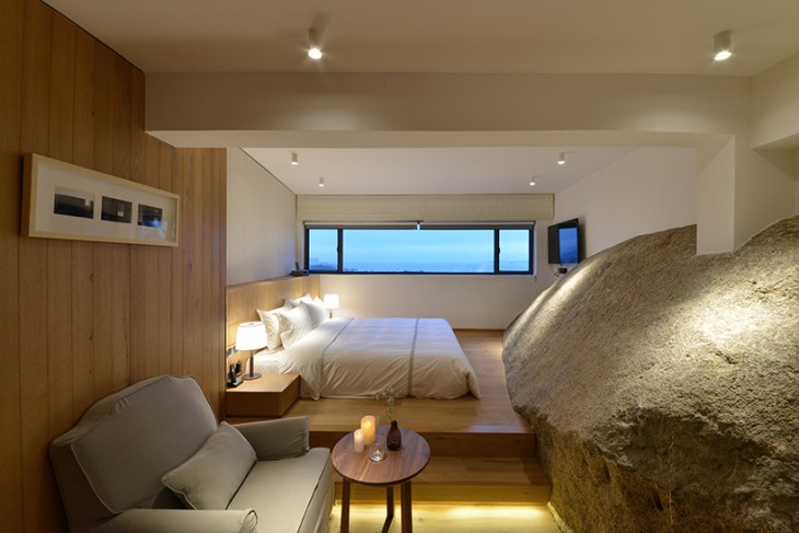 Номера отеля встроенные в каменный ландшафт в Китае