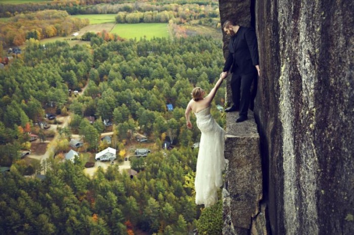 Экстремальная свадебная фотосессия на краю скалы