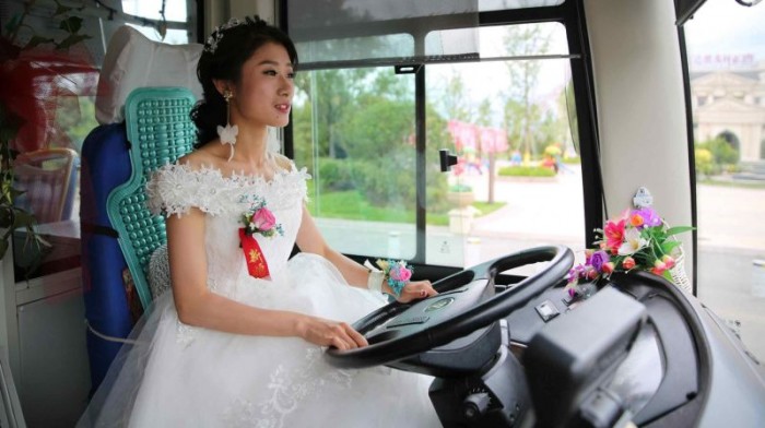 Невеста за рулем автобуса заехала за своим избранником