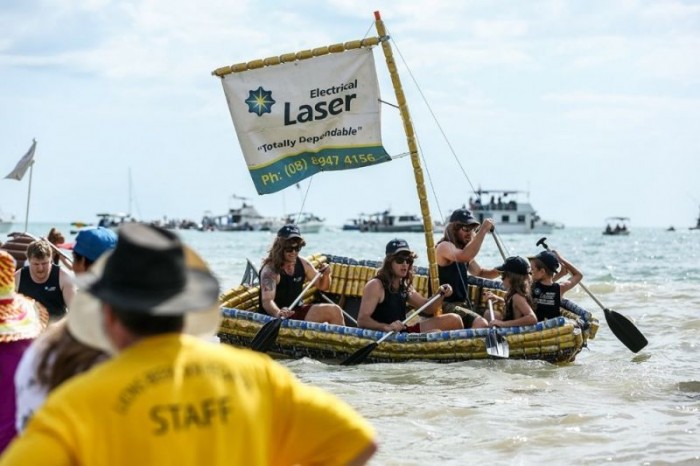 Традиционная австралийская регата на лодках из пивных банок