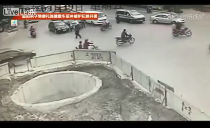 Скутер с человеком упал в яму