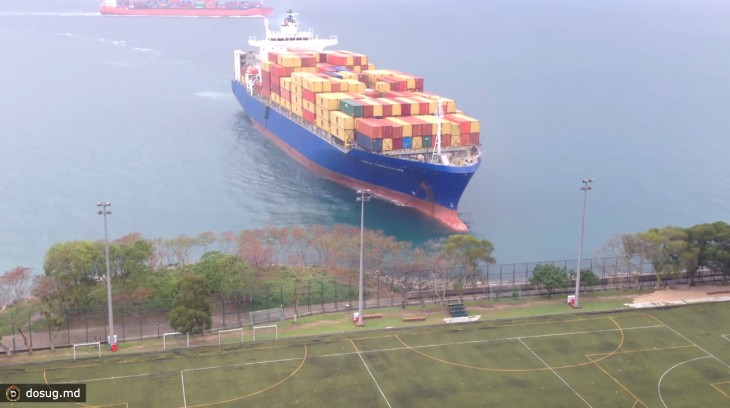 Корабль содится на мель Hong Kong April 6, 2014