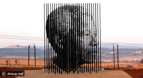 Необычный монумент Нельсона Манделы