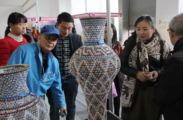 Китайский каменщик собирает вазы из игральных карт