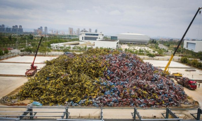 Растущая свалка велосипедов в Китае достигла размеров футбольного поля