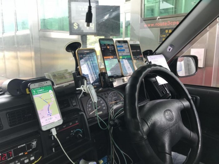 Адские приборные панели таксистов Гонконга с десятками смартфонов