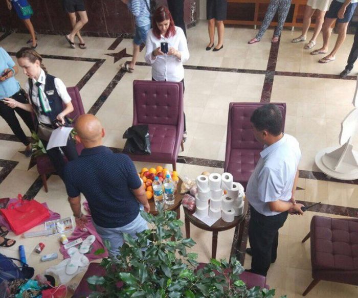 Русские туристы решили прихватить с собой из турецкого отеля немного сувениров