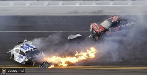 Авария во время гонок Nascar в США