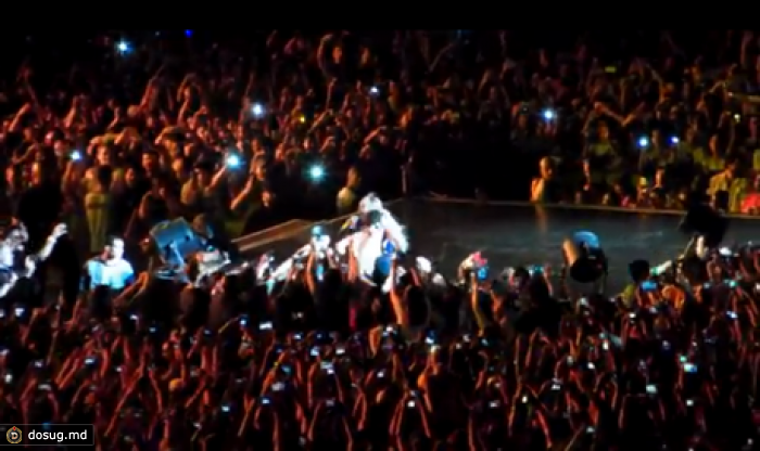 Фанат повалил Beyonce в Sao Paulo на сцену и расцеловал :)