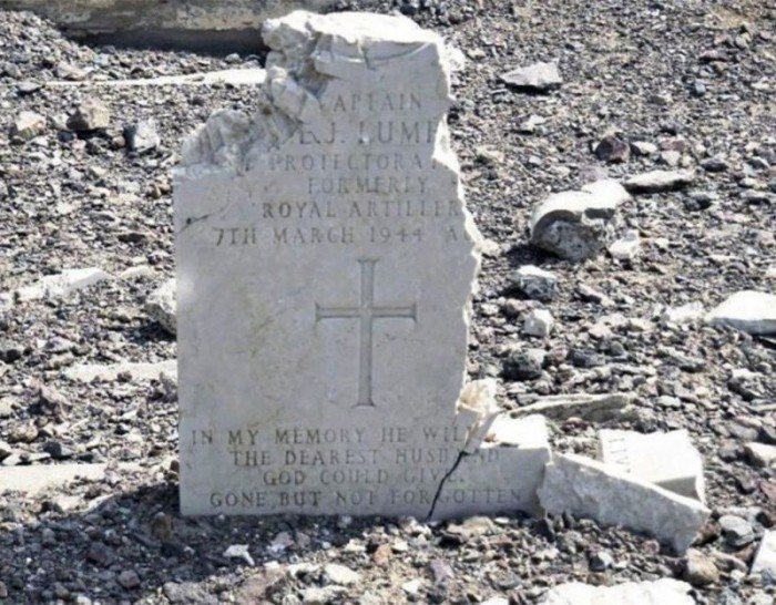 Боевики ИГИЛ с кувалдами разгромили могилы британских солдат