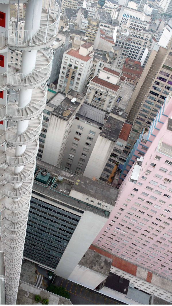 Наружная винтовая лестница в бразильском небоскребе
