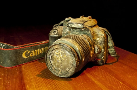 Владельца утонувшей фотокамеры Canon нашли через Google+