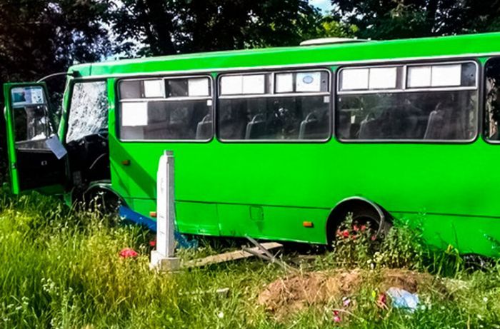 Пьяные выпускники вылетели на кладбище в угнанном автобусе