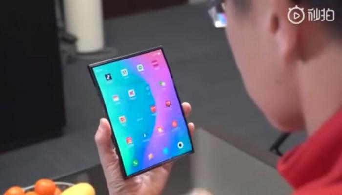 Глава Xiaomi показал прототип смартфона c гибким экраном, который складывается вдвое